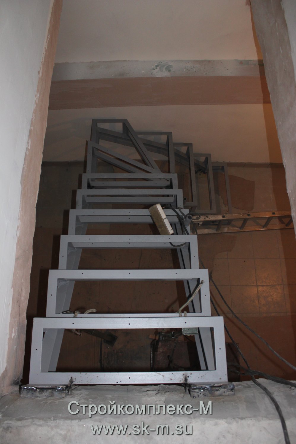 Металлическая лестница под зашивку. Изготовление и монтаж в Тюмени