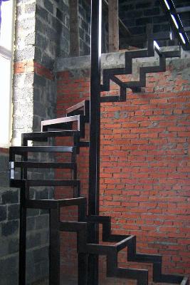лестница из металла и дерева