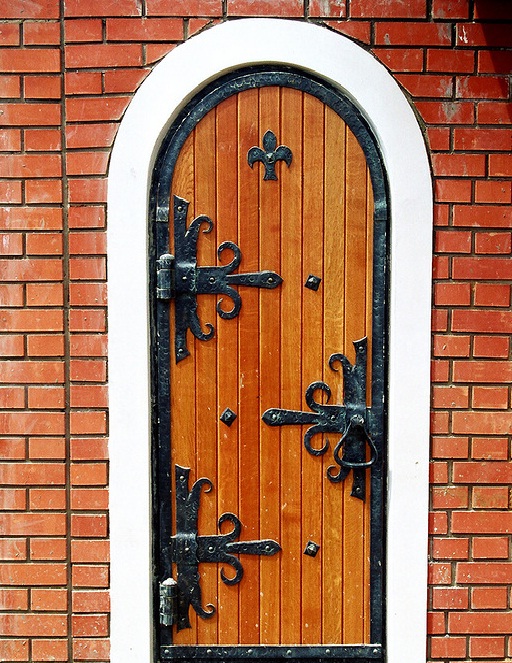деревянные двери с коваными элементами