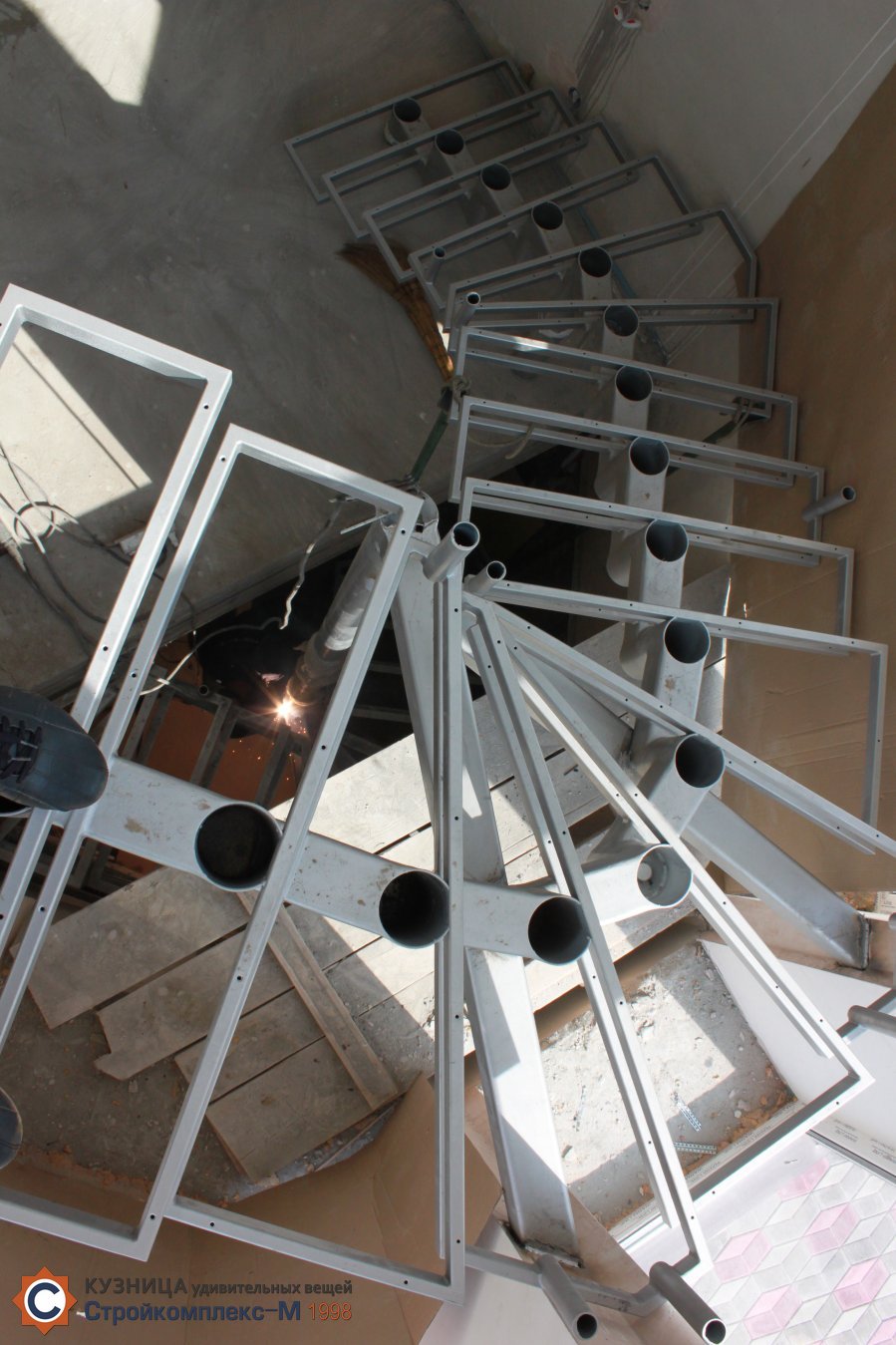 металлическая лестница на центральном косоуре