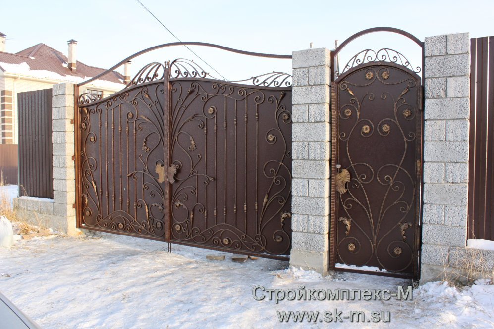 кованые ворота и калитка в Тюмени