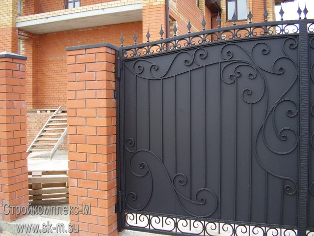 черные кованые ворота для дома